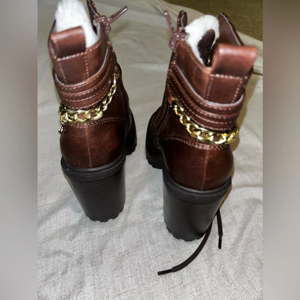 NWOT WOMANS GUESS BOOTIES - Picture 5 of 11